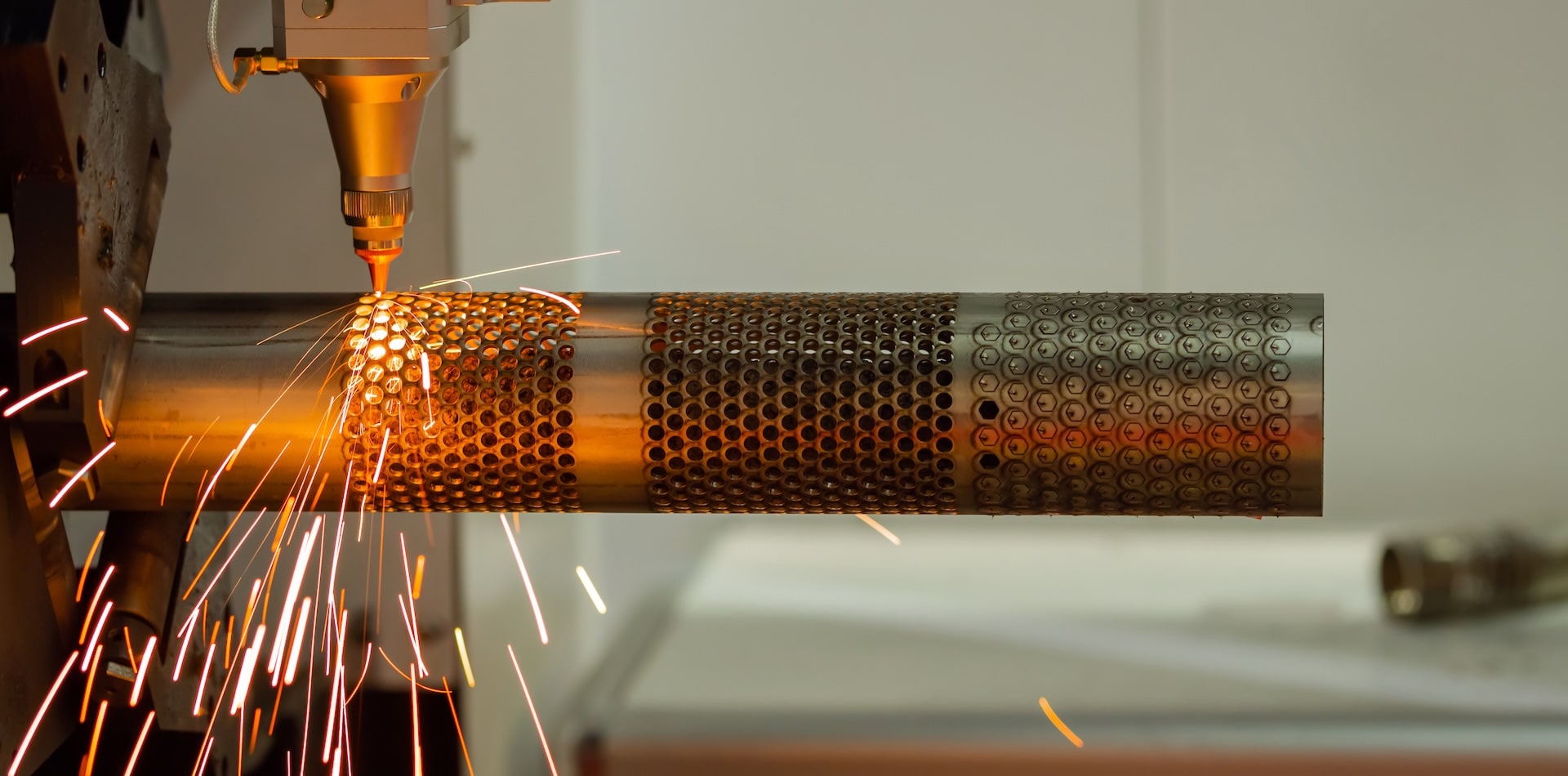 Corte a laser em tubos metálicos A tecnologia que redefine a produção metálica.